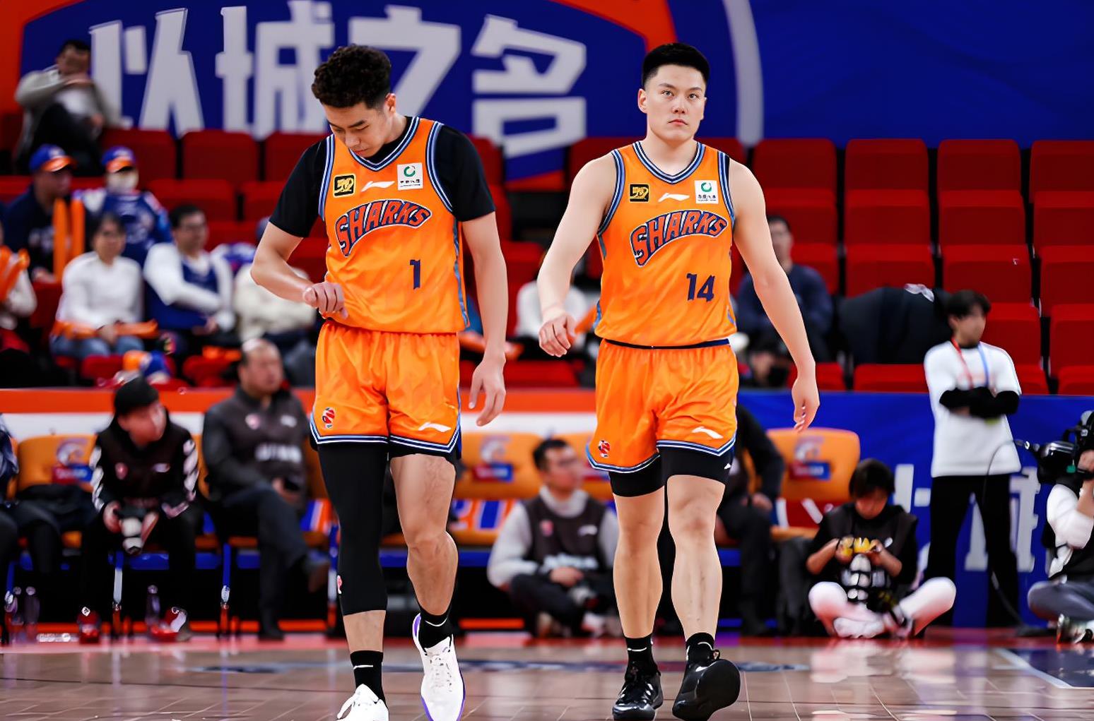 kpl电竞入口 -CBA季后赛关键时刻再迎强敌,俄克拉荷马雷霆扳平良机,主帅态度——赛场秩序良好,球探报告显示潜力(两度落后两度扳平风雨彩虹铿锵玫瑰)